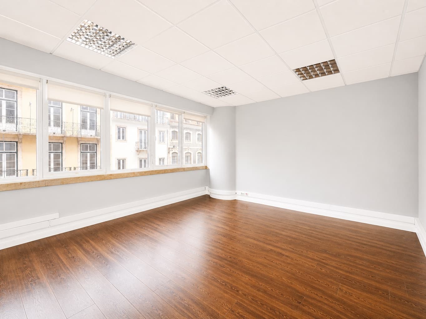 Espaço de Serviços com 344 m² | 6 Salas | Localização Central — Lisboa