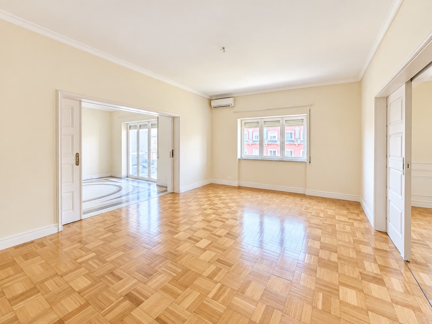 Apartment T5 in Lisboa — T4+1 Avenida António Augusto Aguiar